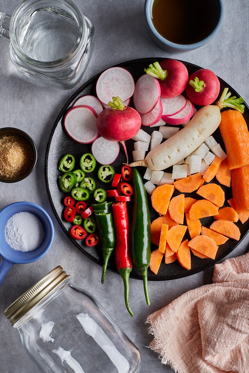 Slice chili and carrot before pickle.
