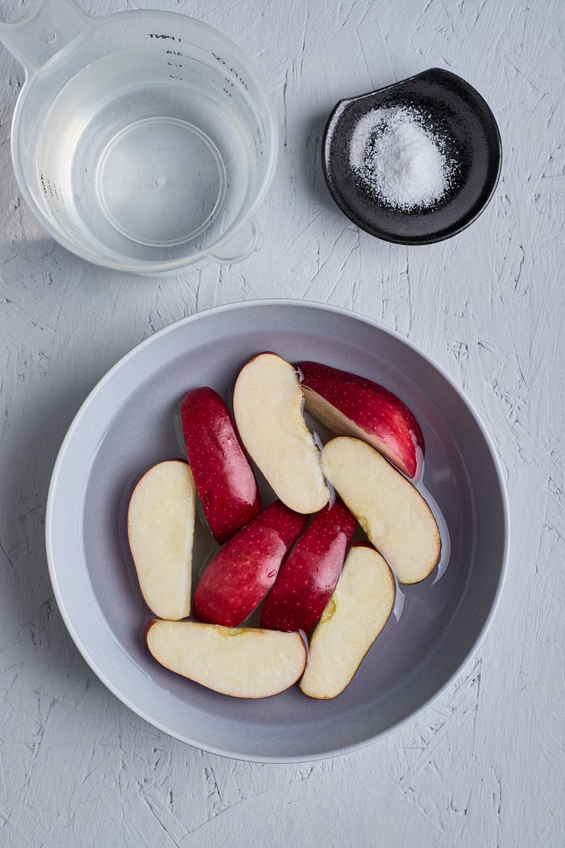 Place the fruit slices in the mixture water.