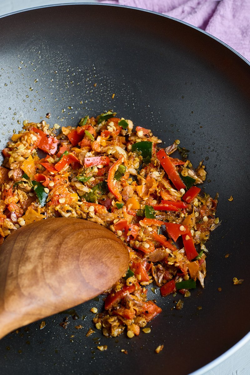 Cooking spicy mixture until it is fragrant.