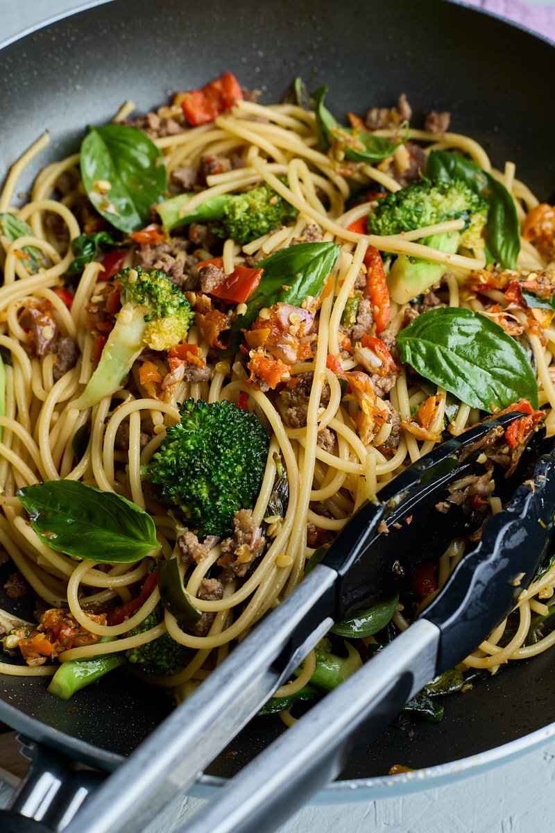 Toss spicy herbs with spaghetti until well coat.