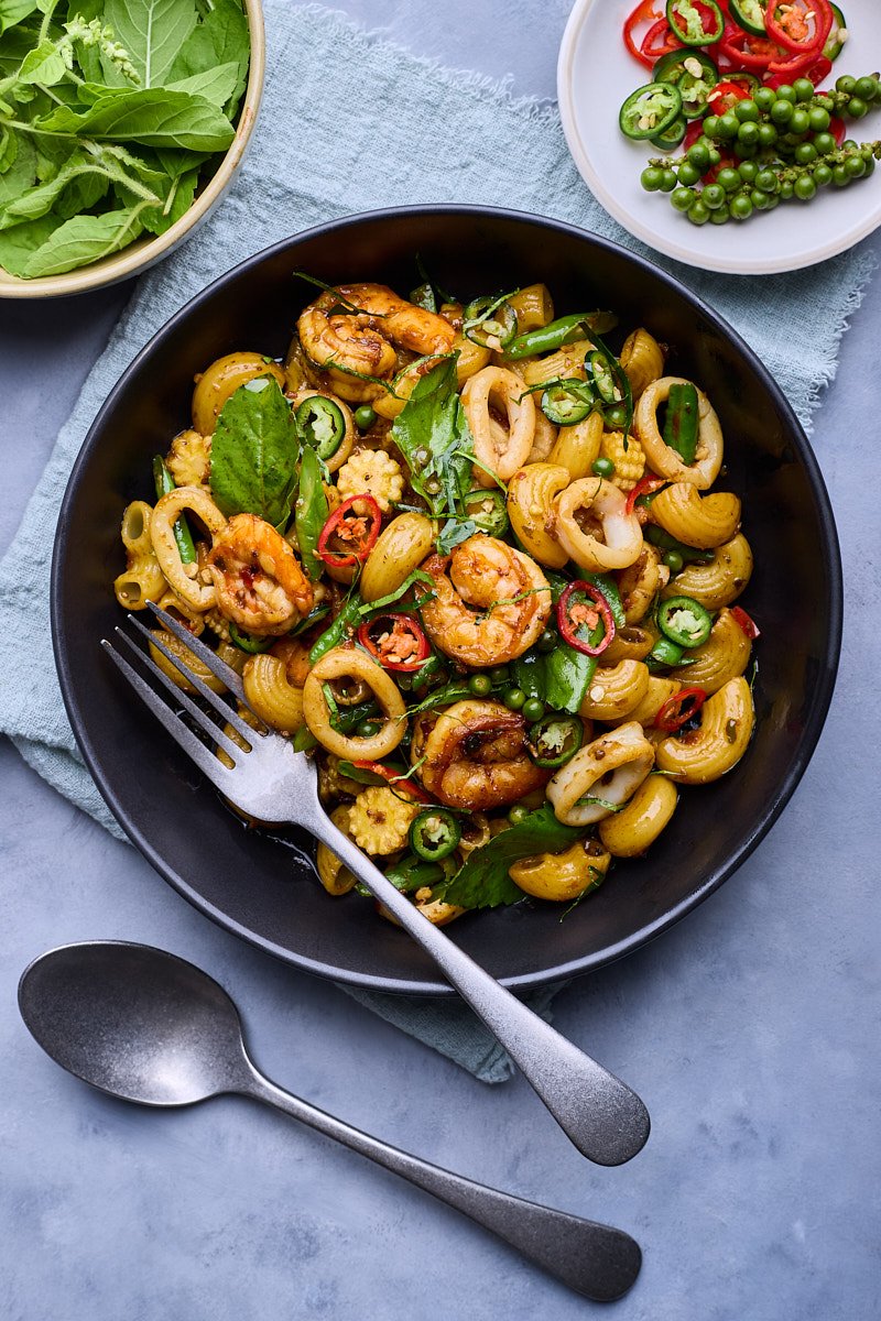 The texture of macaroni works well with chili on this dish.