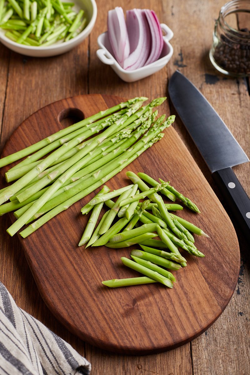 Cut Asparagus and slice red onion.