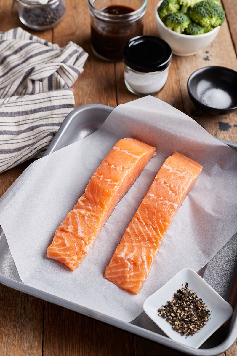 Salmon with spice allow to marinate.